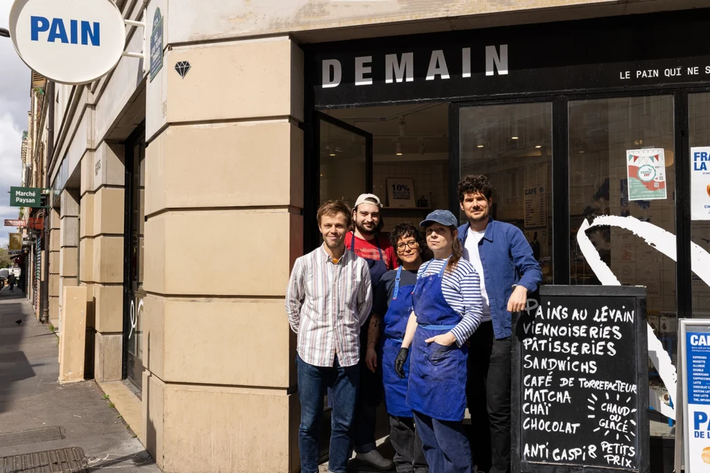 Photo de l'équipe de DEMAIN devant la boutique- - contre le gaspillage alimentaire